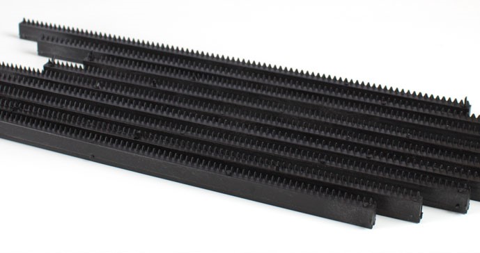 Sierra plástica dentada